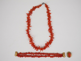 Vente aux enchères Collier en corail. On y joint un bracelet double rangs en corail, ferm