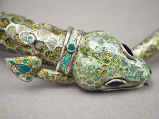 Vente aux enchères Collier en argent, émail et pierres vertes en forme de serpent.  Poids
