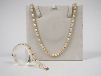 Vente aux enchères Collier de perles de culture.  On y joint un bracelet trois rangs de p