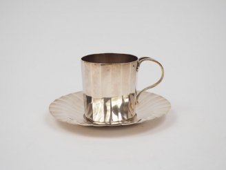 Vente aux enchères Tasse à facettes et sa sous-tasse XVIIIème en argent. M.O marqué uniqu