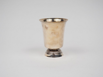 Vente aux enchères Timbale de forme tulipe XVIIIème en argent, piédouche à décor de godro