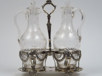 Vente aux enchères Porte huilier-vinaigrier XVIIIème en argent, à décor de guirlandes de 