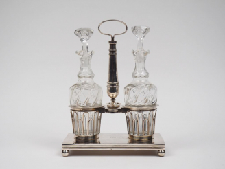 Vente aux enchères Porte huilier-vinaigrier de style Louis XVI en argent, poinçon au coq,