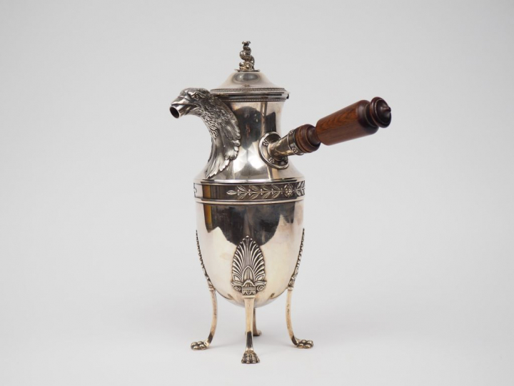 Chocolatière de style Empire en argent ciselé, poinçon Minerve,à décor