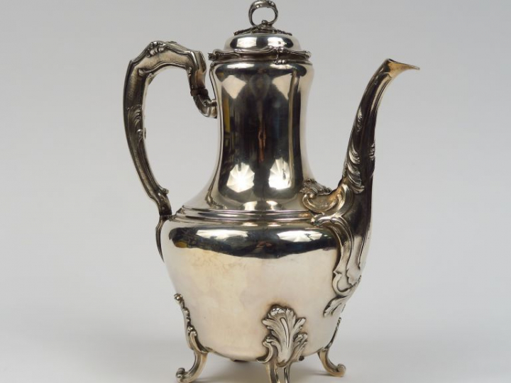 Verseuse de style Louis XV en argent, poinçon Minerve, pieds, anse et 