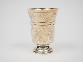 Vente aux enchères Timbale de forme tulipe en argent, poinçon Minerve, à décor gravé de f