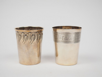 Vente aux enchères Deux différentes timbales en argent, poinçon Minerve. L'une à décor de