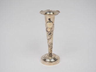 Vente aux enchères Vase soliflore en argent étranger, à décor au repoussé de branchage fl