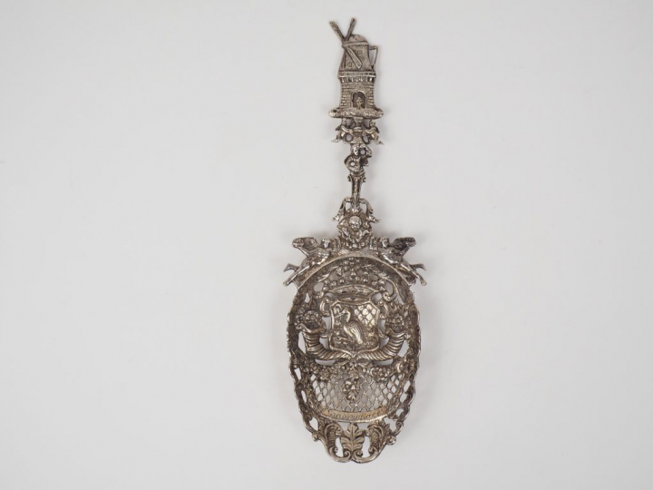 Importante cuillère décorative en argent étranger, à décor ajouré de f