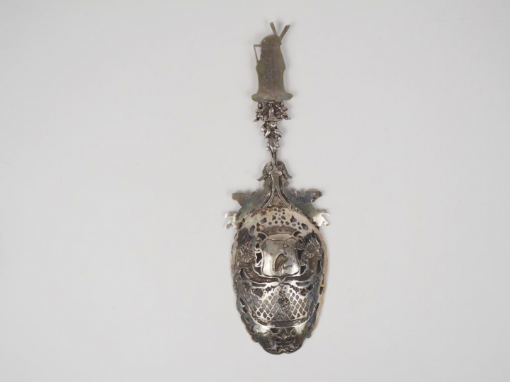 Importante cuillère décorative en argent étranger, à décor ajouré de f