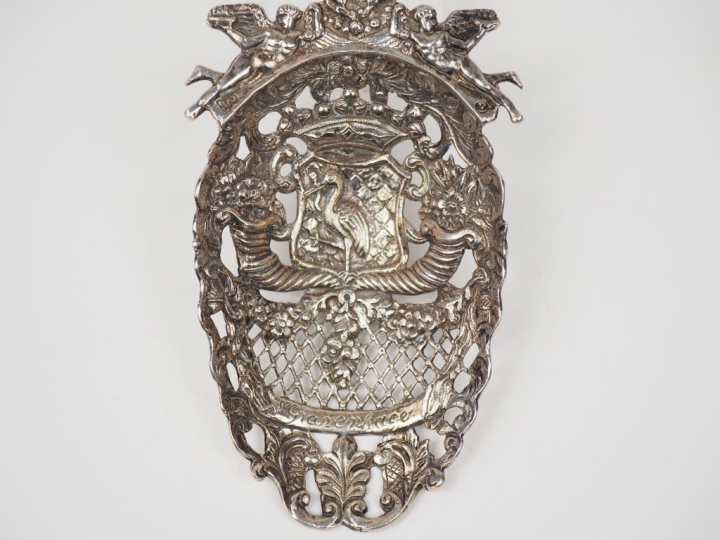 Importante cuillère décorative en argent étranger, à décor ajouré de f