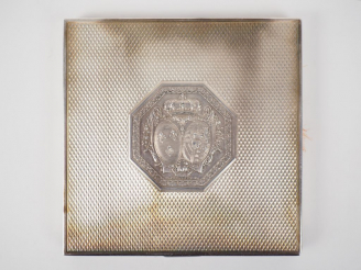 Vente aux enchères Poudrier en argent, à décor d'armoiries.  Poids tel. 165 g