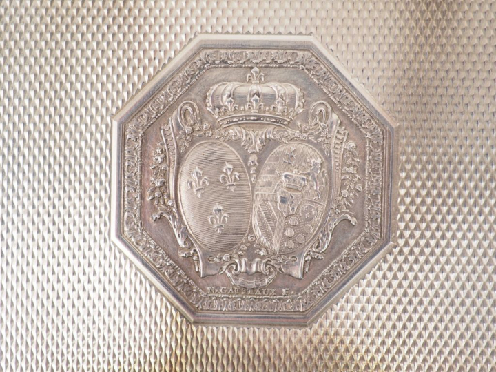 Poudrier en argent, à décor d'armoiries.  Poids tel. 165 g