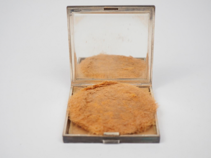 Poudrier en argent, à décor d'armoiries.  Poids tel. 165 g