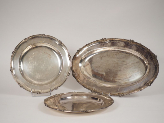 Vente aux enchères CHRISTOFLE.  Paire de plats ronds et plat à poisson en métal argenté d