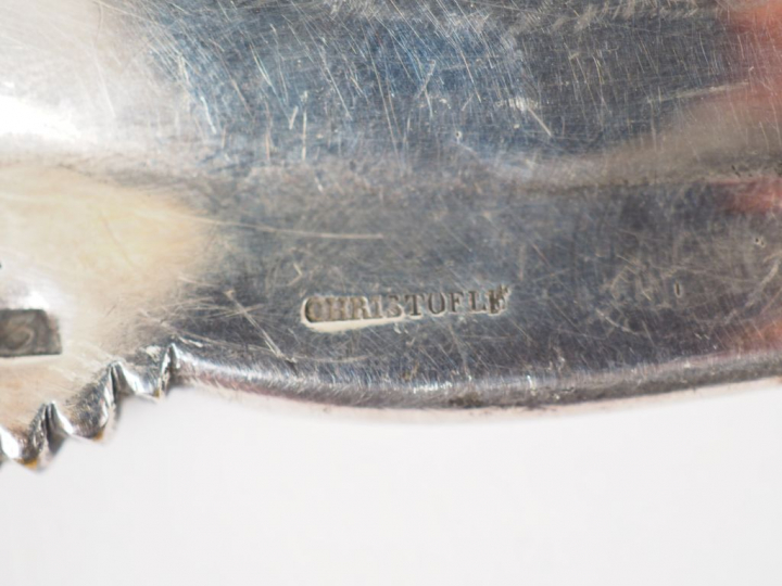CHRISTOFLE.  Paire de plats ronds et plat à poisson en métal argenté d