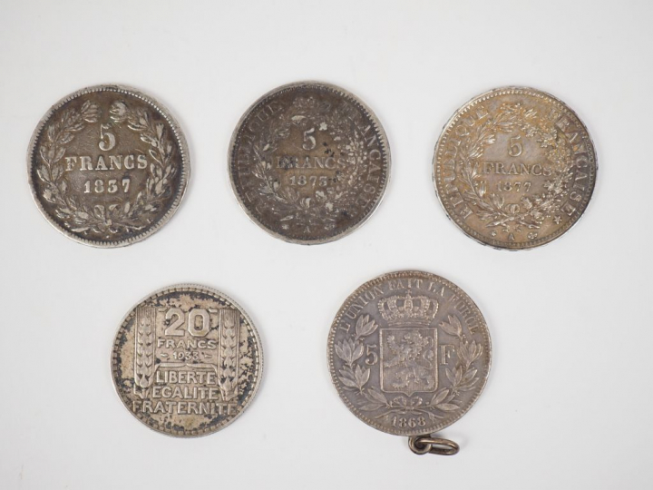 Lot comprenant :  - trois pièces de 5 Francs en argent, 1837, 1873 et 