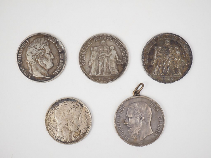 Lot comprenant :  - trois pièces de 5 Francs en argent, 1837, 1873 et 
