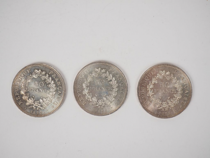 Lot comprenant trois pièces de 50 Francs en argent, 1977. Poids. 89,82
