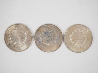 Vente aux enchères Trois pièces de 50 Francs en argent, 1977 (2) et 1979. Poids. 89,99 g