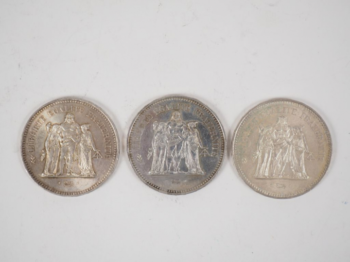 Trois pièces de 50 Francs en argent, 1977 (2) et 1979. Poids. 89,99 g