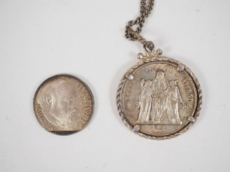 Vente aux enchères Pendentif et sa chaine en argent, orné d'une pièce de 10 Francs en arg