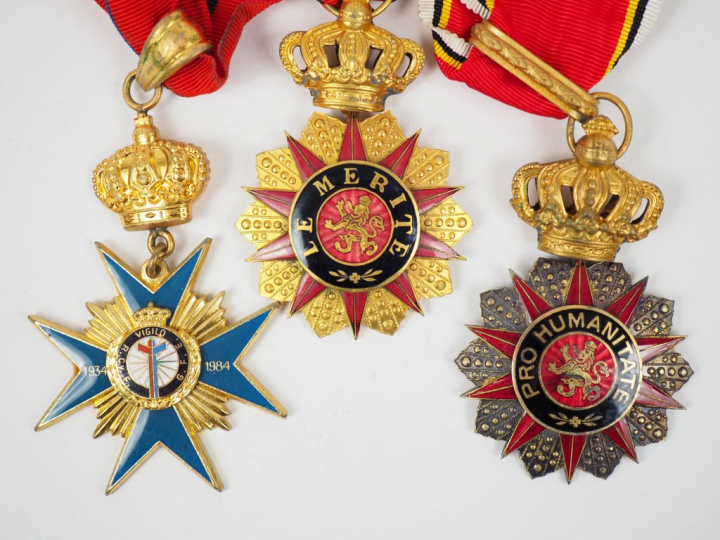 Ensemble de décorations diverses dont :  - 41 médailles belges, milita