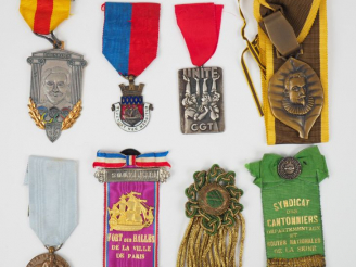 Vente aux enchères Ensemble de 38 médailles dont :  - diverses décorations fraternité, vi