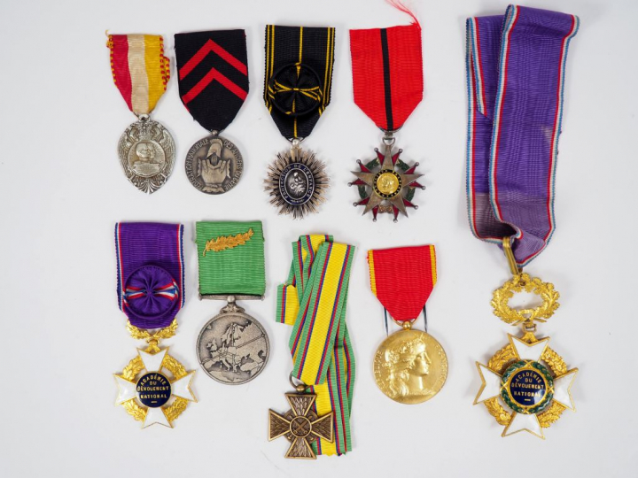 Lot d'environ 88 médailles dévolus au thème des médailles associatives