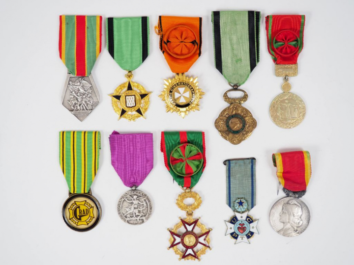 Lot d'environ 88 médailles dévolus au thème des médailles associatives