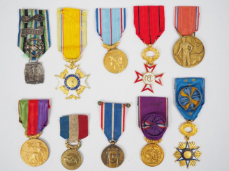 Vente aux enchères Lot de 85 médailles et brassards dont :   - brassards : SNCF bicolore,