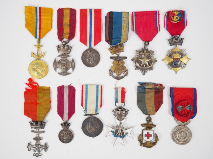 Environ 38 décorations dont : - médaille de sauvetage (diverses varian