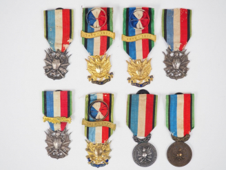 Vente aux enchères Environ 18 décorations : guerre de 70, médaille à ruban vert répressio