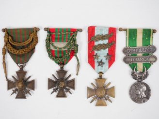 Vente aux enchères Interressant classeur contenant 90 décorations sur le thème de la Croi