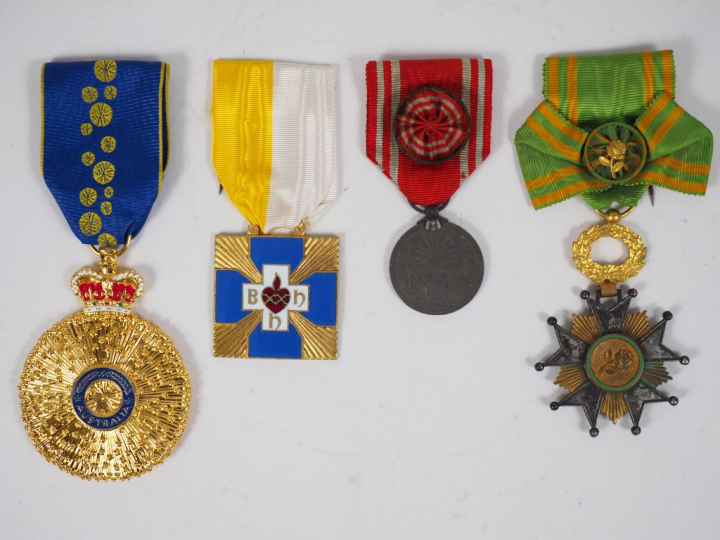 Ensemble de décorations diverses dont une australienne, une afghane or