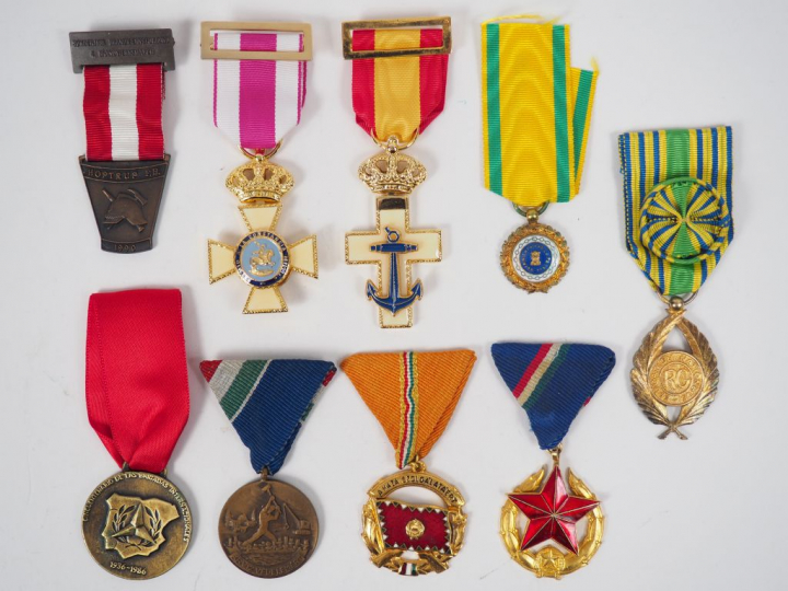 Deux classeurs contenant une décoration danoise sapeurs pompiers, quel