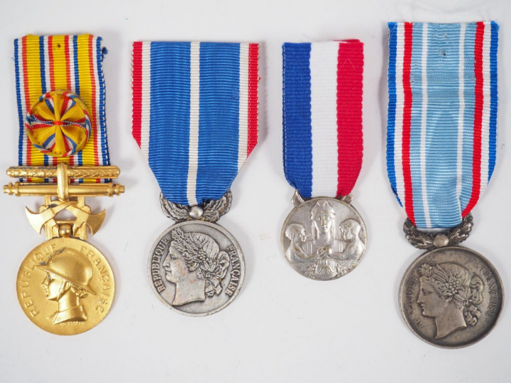 Deux classeurs contenant une décoration danoise sapeurs pompiers, quel