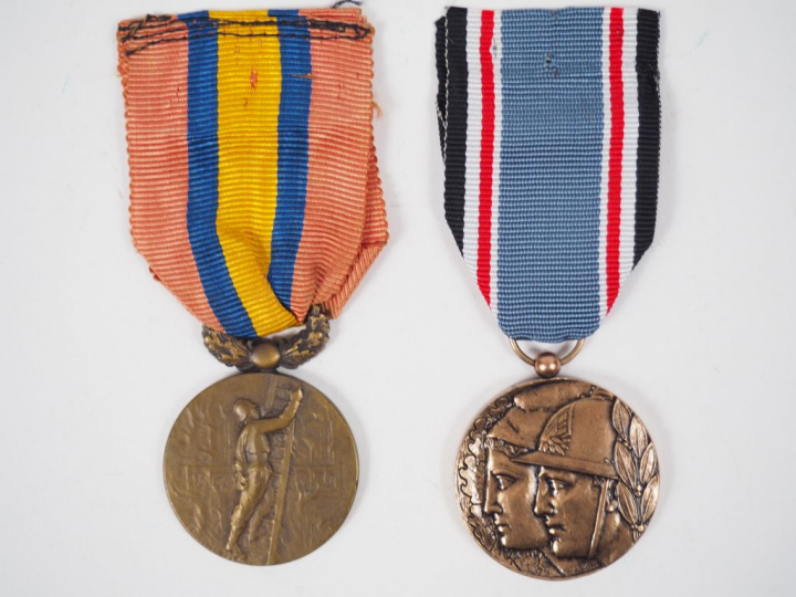 Deux classeurs contenant une décoration danoise sapeurs pompiers, quel