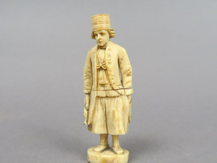 Sujet début XIXème en ivoire de Dieppe "Le pêcheur". H. : 8 cm.