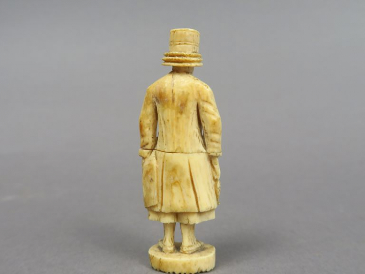 Sujet début XIXème en ivoire de Dieppe "Le pêcheur". H. : 8 cm.