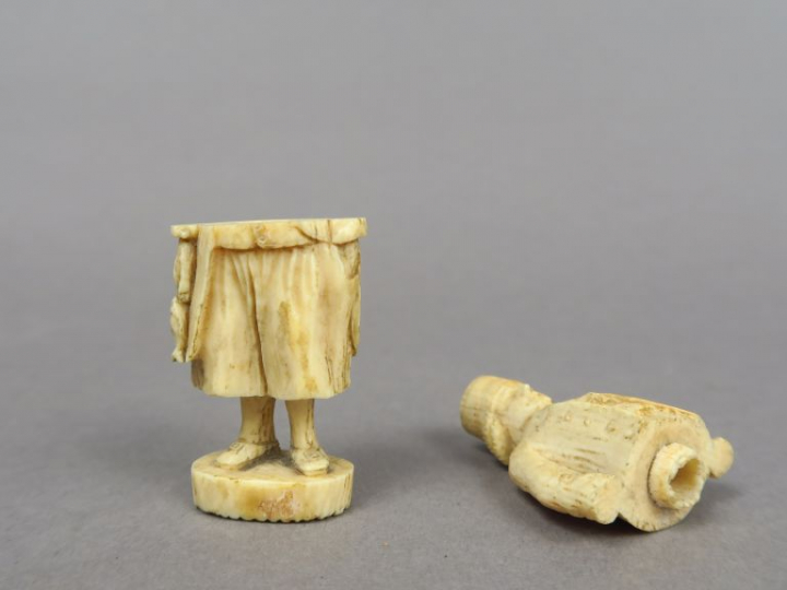 Sujet début XIXème en ivoire de Dieppe "Le pêcheur". H. : 8 cm.