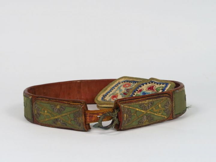 Ceinture XVIIIème (?) en cuir et soie brodée, on y joint une aumonière