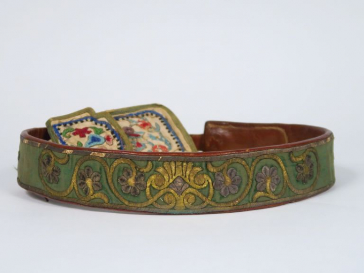 Ceinture XVIIIème (?) en cuir et soie brodée, on y joint une aumonière