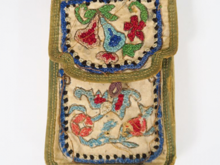Ceinture XVIIIème (?) en cuir et soie brodée, on y joint une aumonière