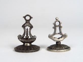 Vente aux enchères 2 cachets XVIIIème en argent.