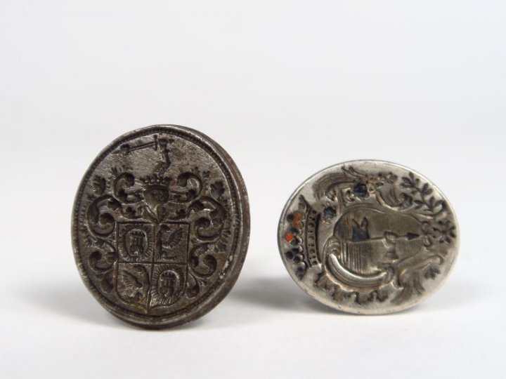 2 cachets XVIIIème en argent.