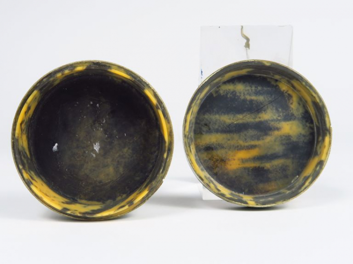 Boite fin XVIIIème-début XIXème en galuchat, couvercle orné d'une mini