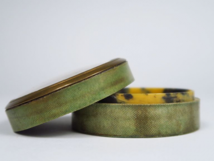 Boite fin XVIIIème-début XIXème en galuchat, couvercle orné d'une mini