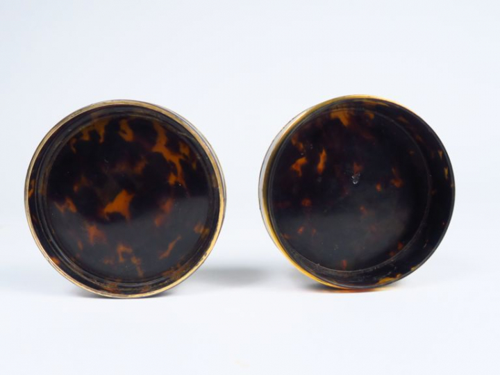 Boite peinte fin XVIIIème à décor en plein, d'enfants et de scène de l