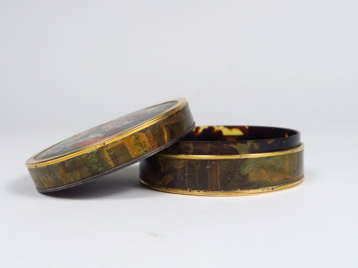 Boite peinte fin XVIIIème à décor en plein, d'enfants et de scène de l